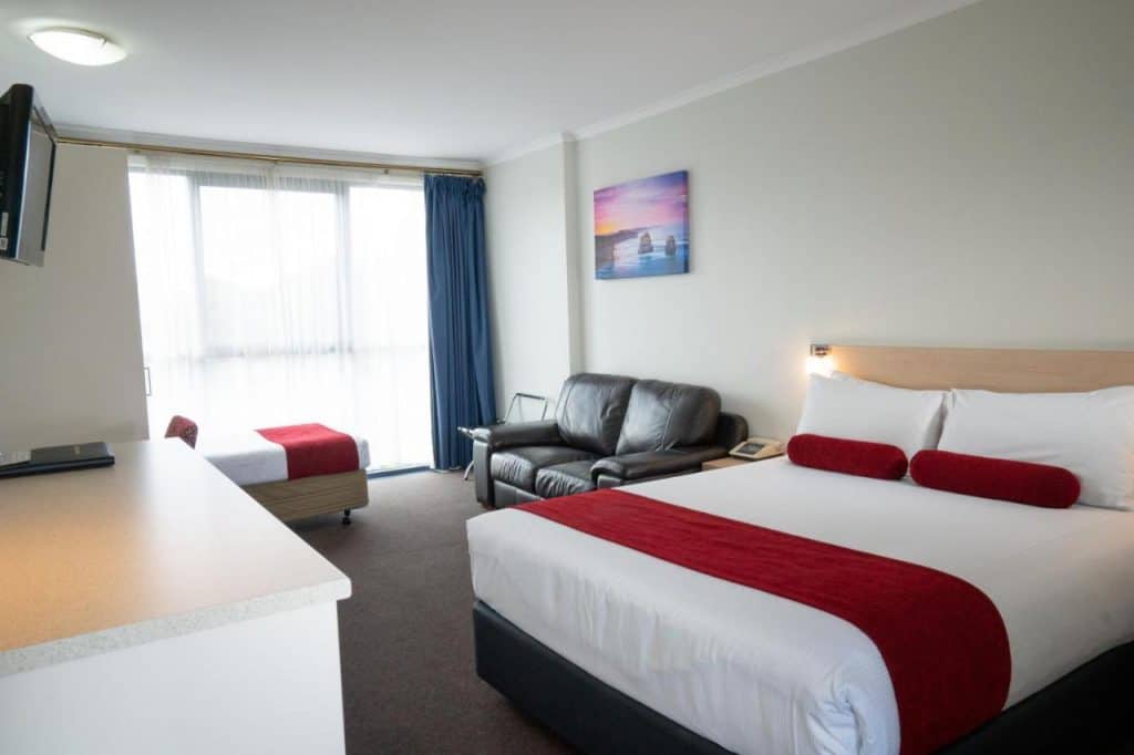 Guest room at Admiralty Motor Inn Geelong motel.