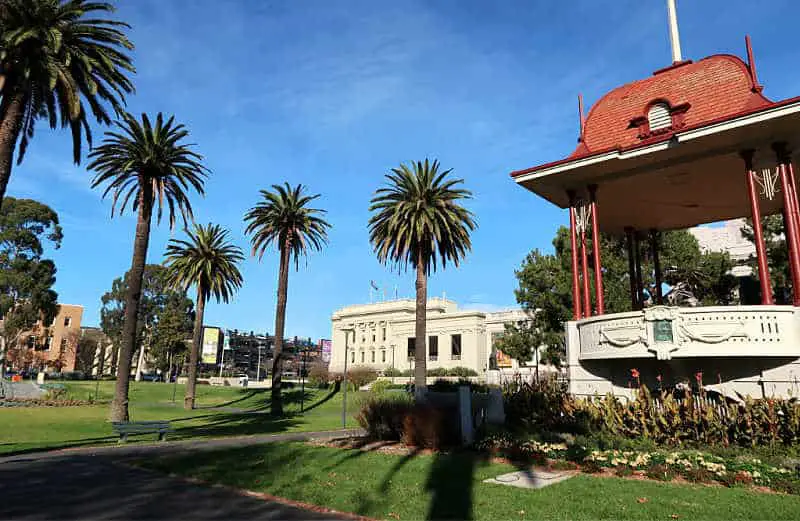 Image of Johnstone Park rotunda with palm trees and Geelong Art Gallery in the background.