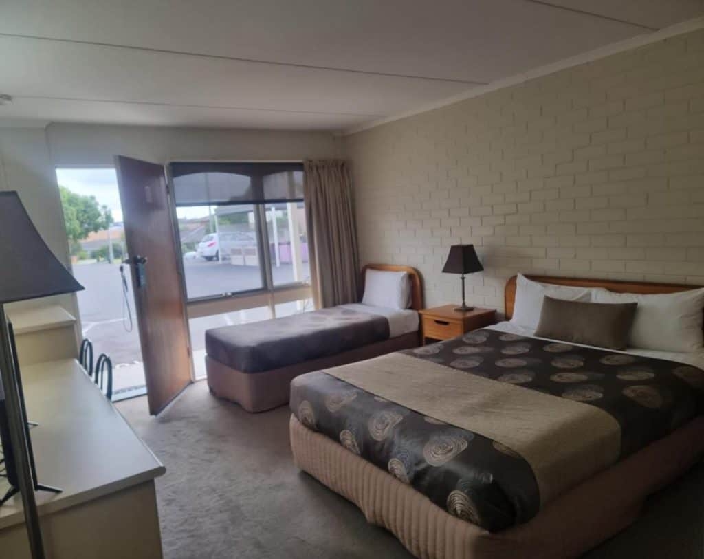 Guest room at Hacienda a cheap motel in Geelong.