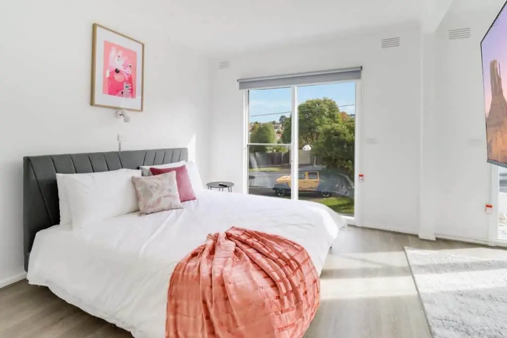 Bedroom with a window at Highton Accommodation Geelong.