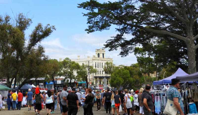 Picture of the crowds at Portarlington market with the Portarlington Grand Hotel in the background.